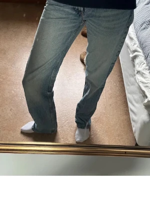 Zara jeans - Jättefina Zara jeans! De har 4 små fläckar och är lite slitna (se bilderna) och därav priset💓 Strl 36