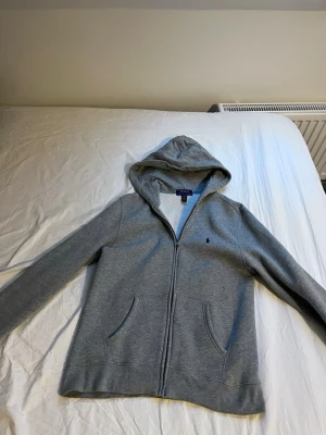 Grå Polo Ralph Lauren tröja  - En grå Polo Ralph Lauren tröja, väldigt bra skick och knappt använd. Köpt på NK i GBG för cirka 1300. Säljer pga den är för liten för mig. Kan diskutera pris i dm. 