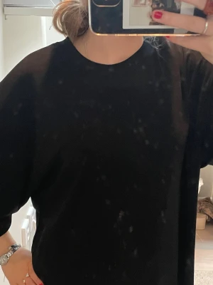 T-shirt klänning  - En klänning som är formad som en t shirt från WEEKDAY. Går att bära med skärp eller liknande. Den går ungefär till knäna / är 161cm. Men säg till om du vill ha fler bilder eller vill diskutera pris💕