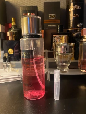 Victoria's Secret Romantic Mist 3 ml sample  - Fräsch body mist från Victoria's Secret i doften Romantic. Perfekt för dig som vill ha en lätt och vacker doft