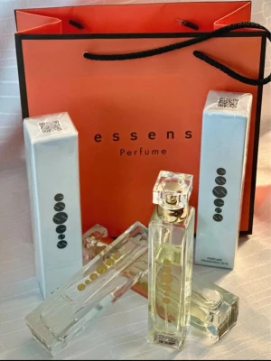 Essens parfym W172 50ml ny(  Yves Saint Laurent LIBRE)  - Modern parfym från Essens, tillverkad i Tjeckien. Volym: 50 ml. Innehåller bl.a. hydroxycitronellal, farnesol, evernia prunastri extract, coumarin, cinnamal, benzyl cinnamate, amyl cinnamal, anise alcohol, isoeugenol. Parfymen är ny och förpackad.