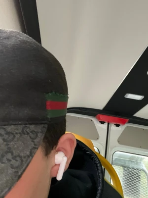 Svart Gucci keps med GG-mönster - Säljer en svart keps från Gucci med klassiskt GG-mönster över hela kepsen. Kepsen har en grön och röd rand längs sidan som ger den en ikonisk look. Tillverkad i slitstarkt material och passar perfekt för dig som vill ha en stilren accessoar.