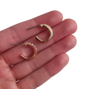 Guldlrhängen med vita kristaller - Guldörhängen med vita kristaller. Är i fint skick. Skickas med brev, frakt 15 kr. Fri frakt med köp av 3 eller fler smycken/smink prylar