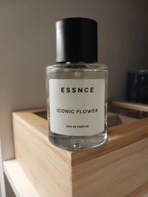 ESSNCE Iconic Flower 🌸 - Helt ny Eau de parfum! Luktar supergott, blommigt och sött. Funkar all around<3 🤍