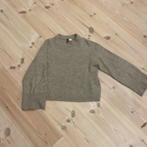 Beige stickad tröja från H&M Divided - Säljer en beige stickad tröja från H&M Divided i storlek XXS. 