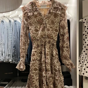 Asfin klänning från Neo Noir - Asfin klänning från Neo Noir i storlek 34. Fodrad o kan användas året om! Slutar vid mitten på låret på mig som är 168. Använd 1 gång🤎SKRIV TILL MIG INNAN KÖP! 