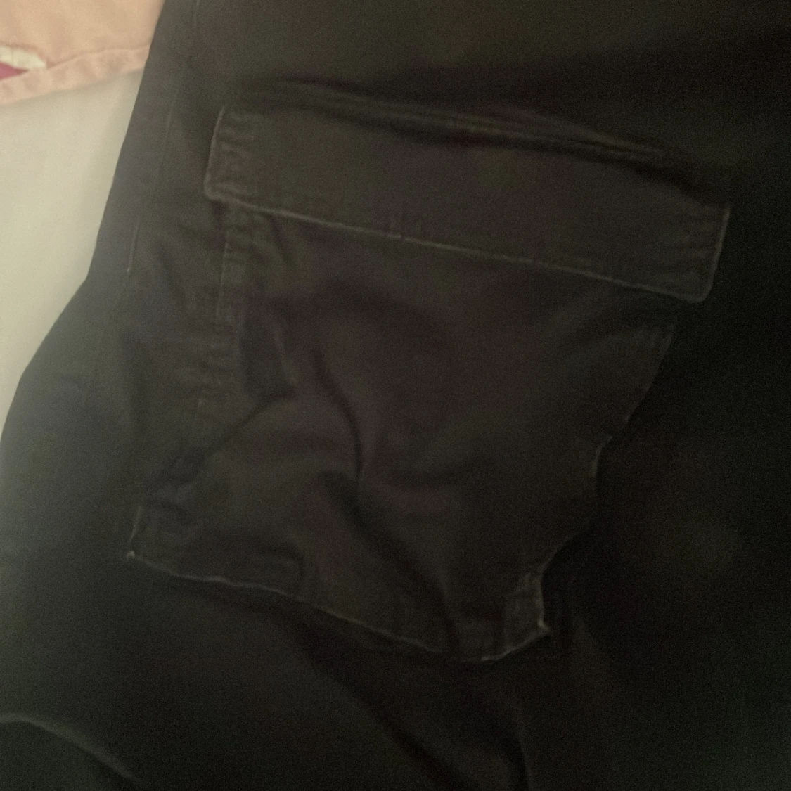 Svarta cargopants med fickor - 1