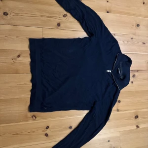 Mörkblå half zip-tröja Jack & Jones - Mörkblå långärmad half zip tröja från Jack & Jones i storlek XS. 
