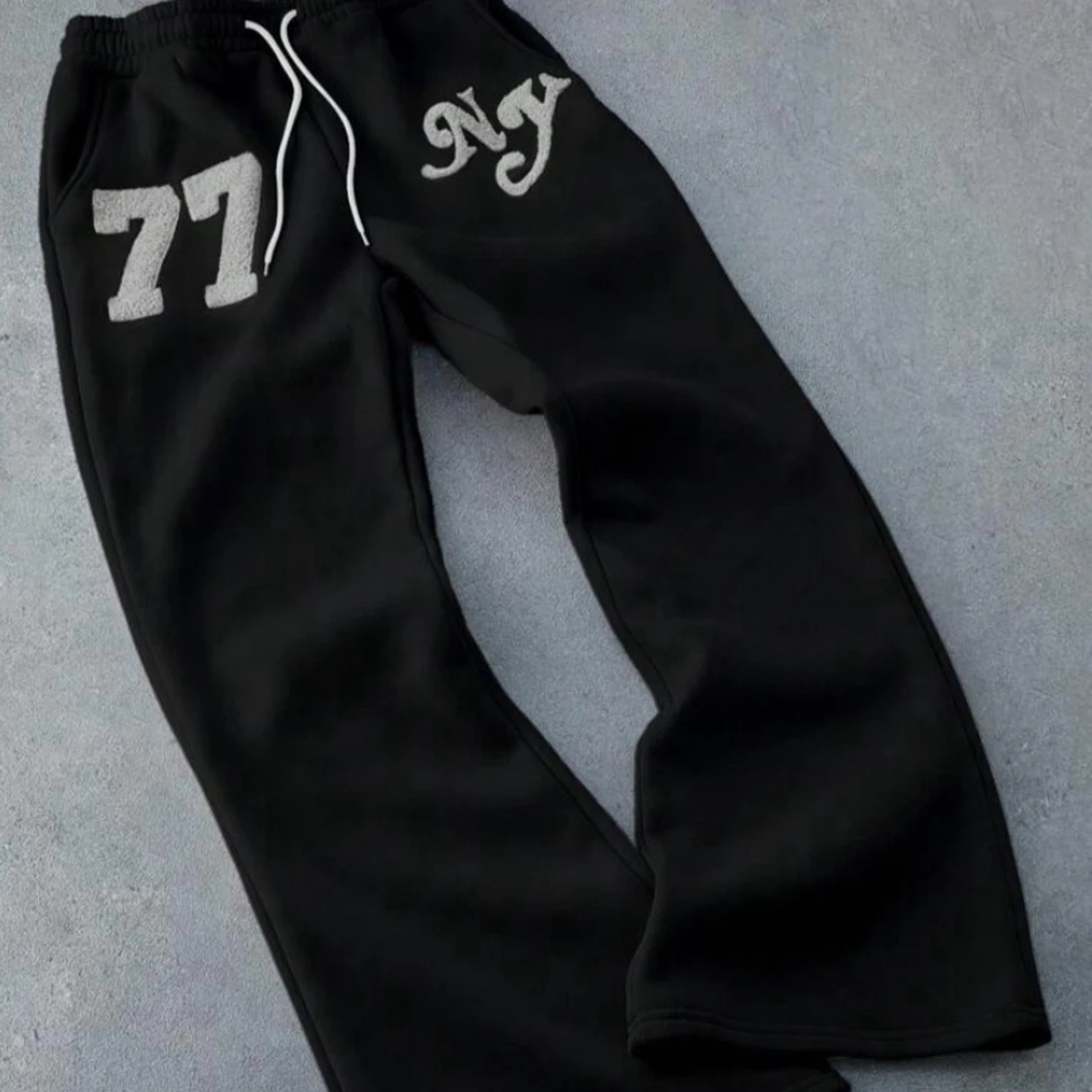 Svarta mjukisbyxor med tryck - 1