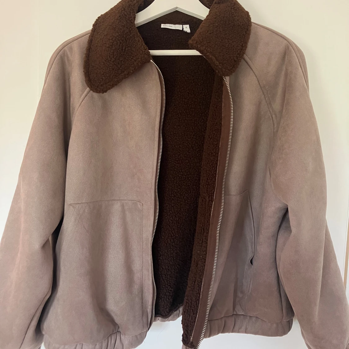 Jacka i mocka med teddykrage  