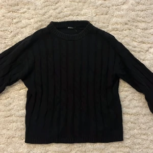 Kabelstickad tröja - Kabelstickad tröja med lite vida ärmar🖤