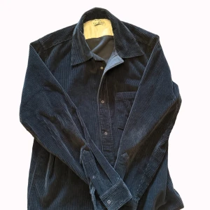 Acne Studios Overshirt Manchester! - En snygg Acne Studios overshirt som passar perfekt till en t-shirt likväl som en jacka. Väldigt bra skick, nypris 3000kr🌟  Fynda idag för bara 799kr!💥💥💥💥  Mer bilder går att lösa bara att höra av sig:)! 