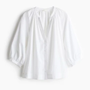Vit blus med ballongärmar och v-ringning - Populär h&m vit blus med v-ringning och knappar framtill. Modellen har trekvarts ballongärmar med resår vid ärmslut och en avslappnad passform. Perfekt för dig som gillar en stilren och enkel look. Endast använd en gång, inga defekter!