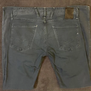 Replay Anbass herrjeans slim fit W29 L32 - Replay Anbass  | W29 L32 | slim fit | skick 9/10, några lösa trådar, inga stora defekter | nypris 1900kr | tveka inte på att höra av dig vid frågor🙌