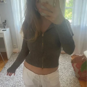 Grå kofta med dragkedja - Mörkgrå kofta med guldig dragkedja. Från Zara men köpt second hand. Använd fåtal gånger och i fint skick🌸