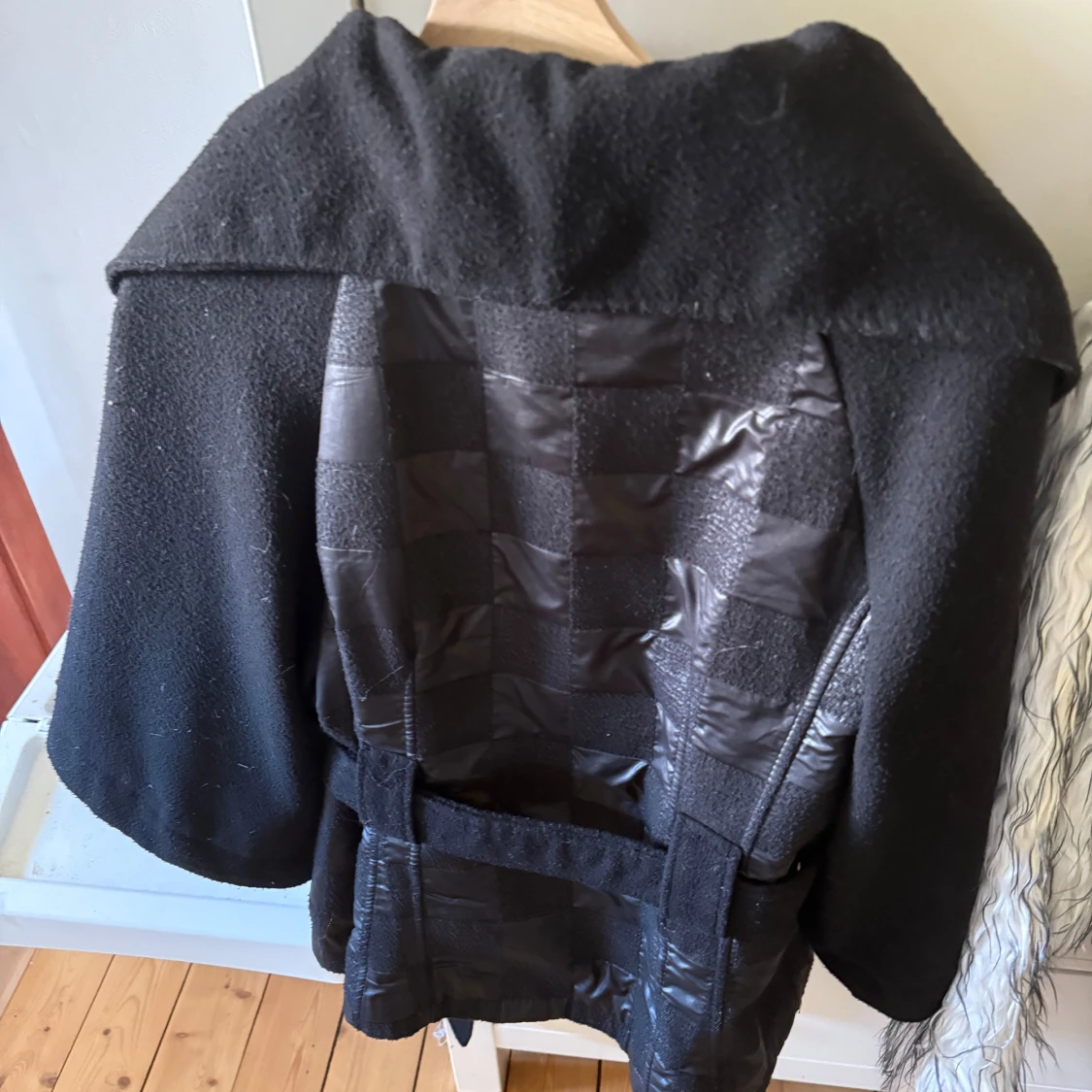 Svart kappa med bälte och stora slag - 1