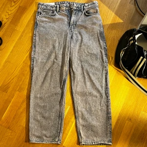 Lila ish jeans - Säljer ett par grå rosa ish jeans med rak passform och fem fickor. Perfekta för dig som gillar en tidlös och avslappnad look. Jag har inte haft den på mig mycket köpte för 499