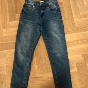 Blå jeans från Name It - Snygga blå jeans från Name It i storlek 152cm / 12 år. Jeansen är i skinny/ rak modell. De är blåa. Skriv privat för fler frågor 💗💗