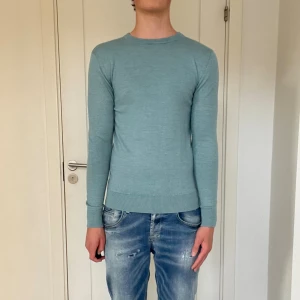 John Henric tröja - Säljer min super snygga John Henric tröja, skriv för fler bilder/frågor🙌🏼