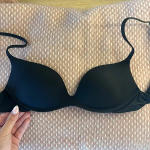 Intimissimi BH  - Intimissimi gioia push up BH i strl 75B. Nypris är 419:-🤍