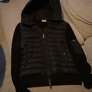 Moncler cardigan - Moncler cardigan storlek S bra skick! Kan gå ner i pris vid snabb affär!!