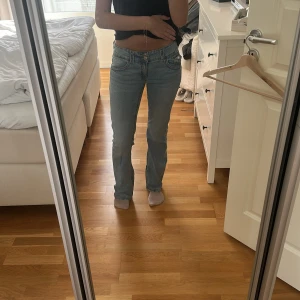 Ljusblå lowwaist jeans från Gina Tricot - Säljer ett par ljusblå lowwaist jeans från Gina Tricot i storlek 170, men skulle säga att de är som 34. Nypris:350kr 