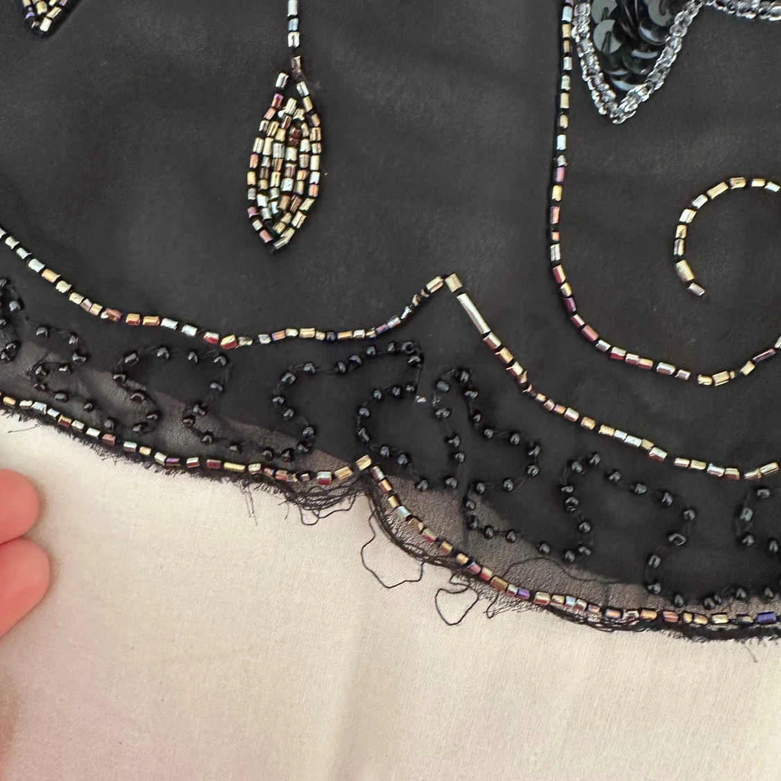 Svart blommig pärlbroderad linnetopp - 4