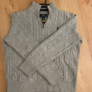 Ralph Lauren quarter-zip - Snygg Ralph Lauren quarter-zip. 9/10 skick, inga defekter. Perfekt för kyligare dagar. Ny pris ca 1600kr. säljer för 799 kr. vid frågor skicka dm.