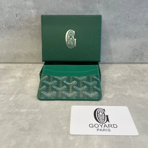  Goy4rd plånbok - En grön plånbok från Goy4rd med deras ikoniska grafiska mönster och logga framtill. Snygg design med flera kortfack, perfekt för dig som vill ha stilren och lyxig accessoar i väskan eller fickan. Kommer i original grön ask. För frågor eller fler bilder är de bara att skriva. Pris kan diskuteras!