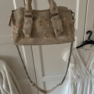 Handväska Zara - Fin handväska från Zara med beige jeans material och slit detaljer på🌸 