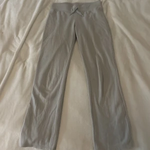 Grå mjukisbyxor från H&M med snörning - Grå mjukisbyxor från H&M i storlek 158. Byxorna har en bekväm passform med resår och snörning i midjan. Tillverkade i mjukt material som passar perfekt för chill dagar och träning men också skola/jobb 
