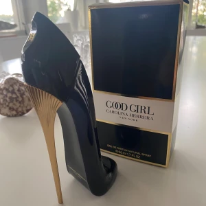 Good Girl parfym från Carolina Herrera - Säljer en ikonisk Good Girl parfym från Carolina Herrera, 50 ml (den blå). Kommer med originalkartong. Trendig doft. Ny pris runt 1000. Mitt pris 700!!