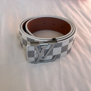 Bälte med silverdetaljer  - Snyggt bälte med mönster i storlek 105, hålgörare ingår så passar även mindre. Nytt och oanvänt skick, fraktar inom 24h✅