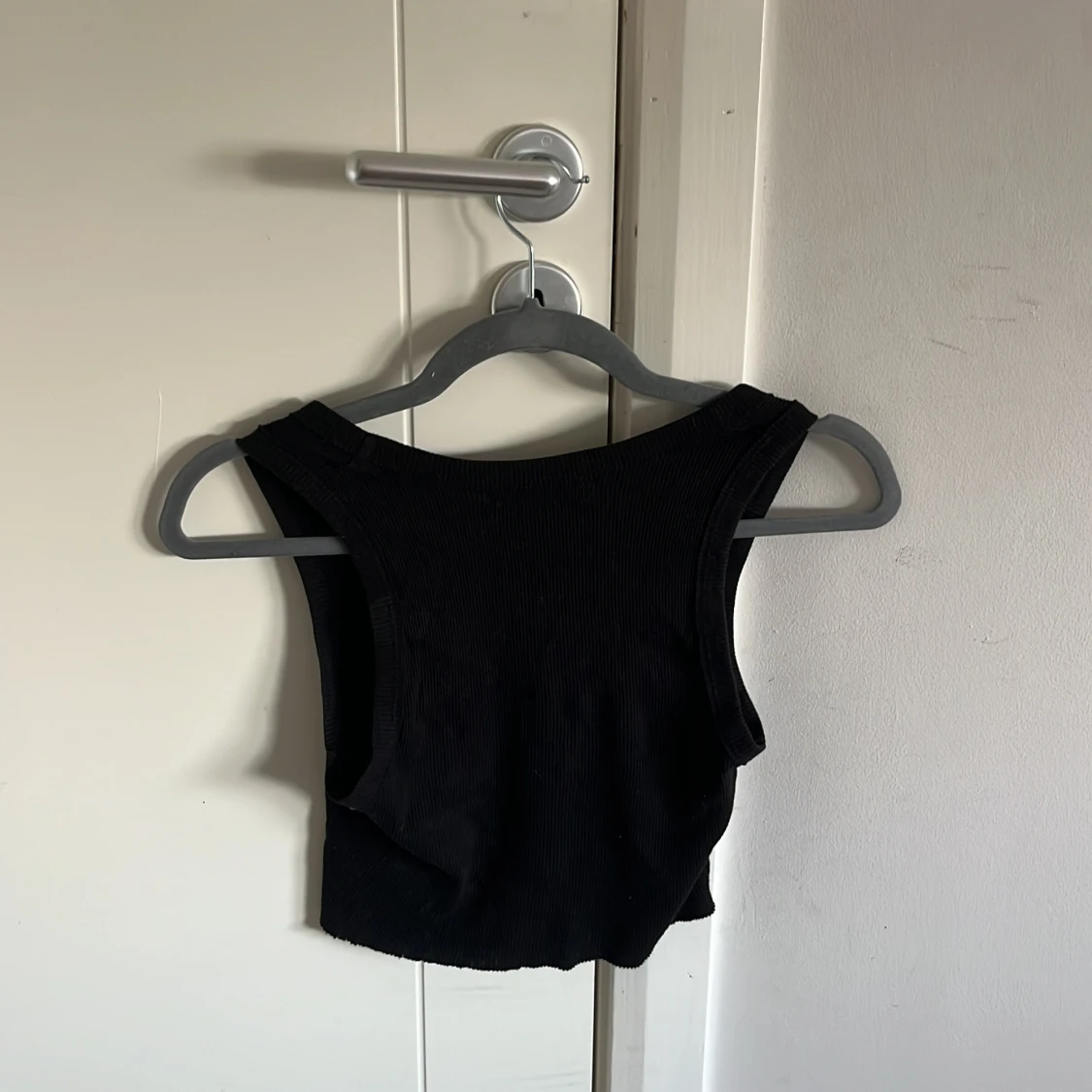 Svart ribbad croppad linnetopp - 1