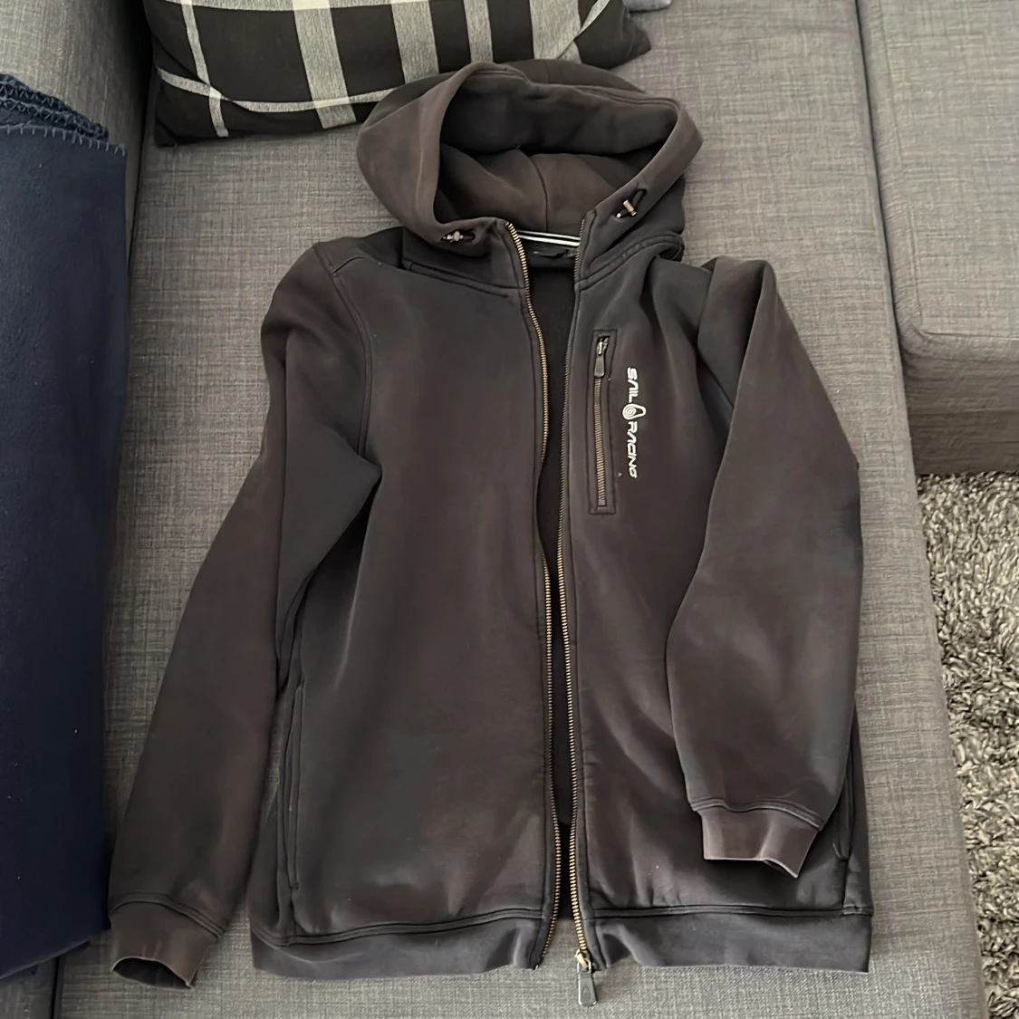 Svart hoodie från Sail Racing