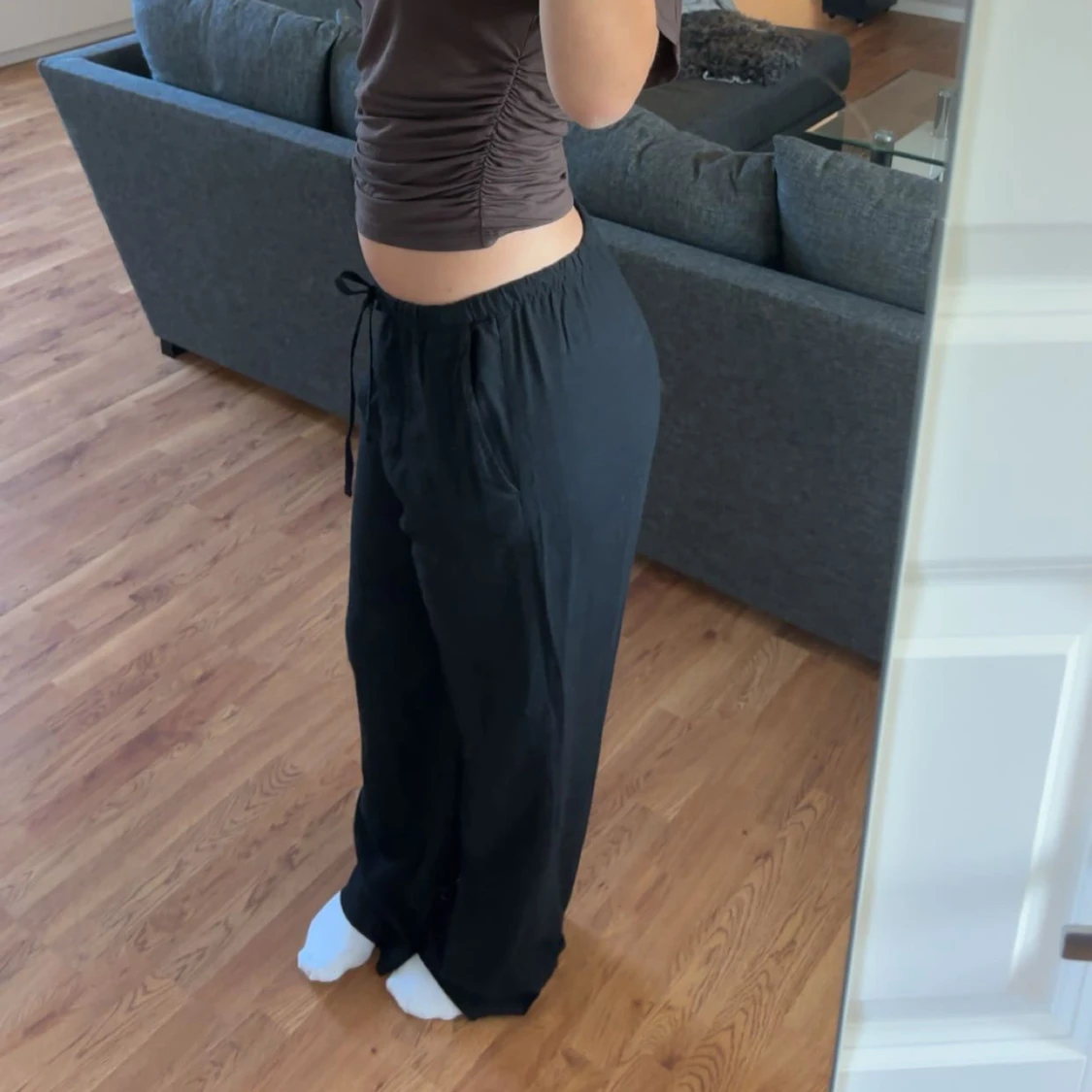 Svarta vida linnebyxor med snörning - 2