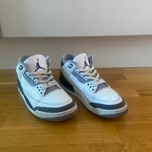 Air Jordan 3 Retro Midnight Navy - Säljer ett par Nike Air Jordan 3 Retro i Midnight Navy colourway, vilket är lite dyrare skor jämfört med andra Jordan 3or men förståligt eftersom som dom e så sjukt fräscha. Skick: 7,5/10, snören bör bytas fast funkar lite bra att skicka in dem på tvätt om man vill det. Skorna köptes sent 2023 men inte använts nu på ett tag. Nypris: 4495kr