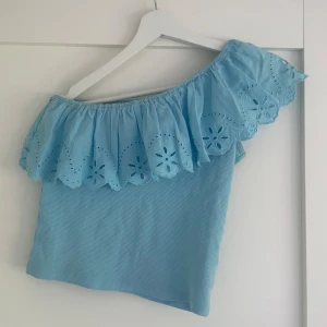 Zara topp - Jättesöt Volangtopp ifrån zara. I storlek 164❤️men passar mig som har xs