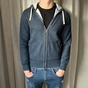 Ralph lauren hoodie - Fet ralph lauren hoodie i storlek S men skulle säga XS-S| modellen är 185 cm lång och väger ca 77 kg |