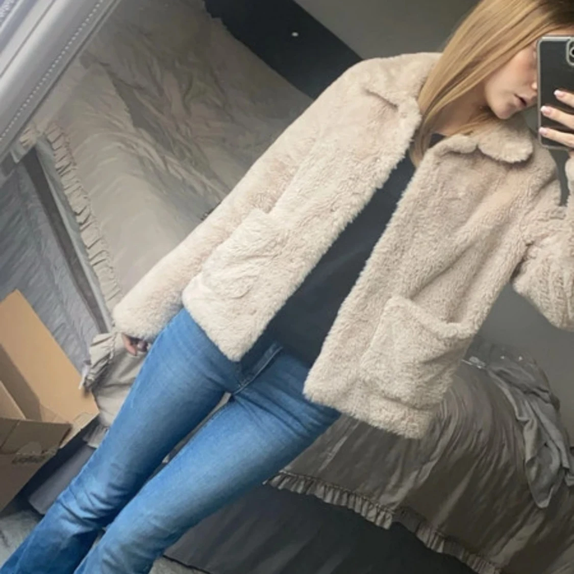 Beige teddyjacka med stora fickor