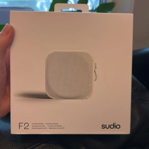 Sudio F2 högtalare Oöppnad förpackning - Portabel högtalare från Sudio, modell F2. Den har upp till 15 timmars batteritid, vattentålighet (IPX7), AUX-ingång och möjlighet att koppla ihop upp till 100 högtalare. Perfekt för musik på språng! Ursprungspris 789kr  