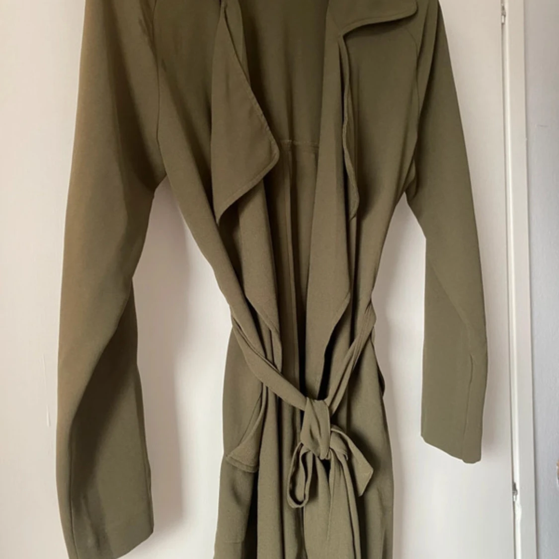 Olivgrön trenchcoat från BikBok XS