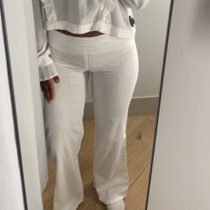 #Vita linnebyxor med bred midja, #låg midja -  Passar upp till 164 cm. Pris kan diskuteras💕💕# yogapants #cleangirl #treding 