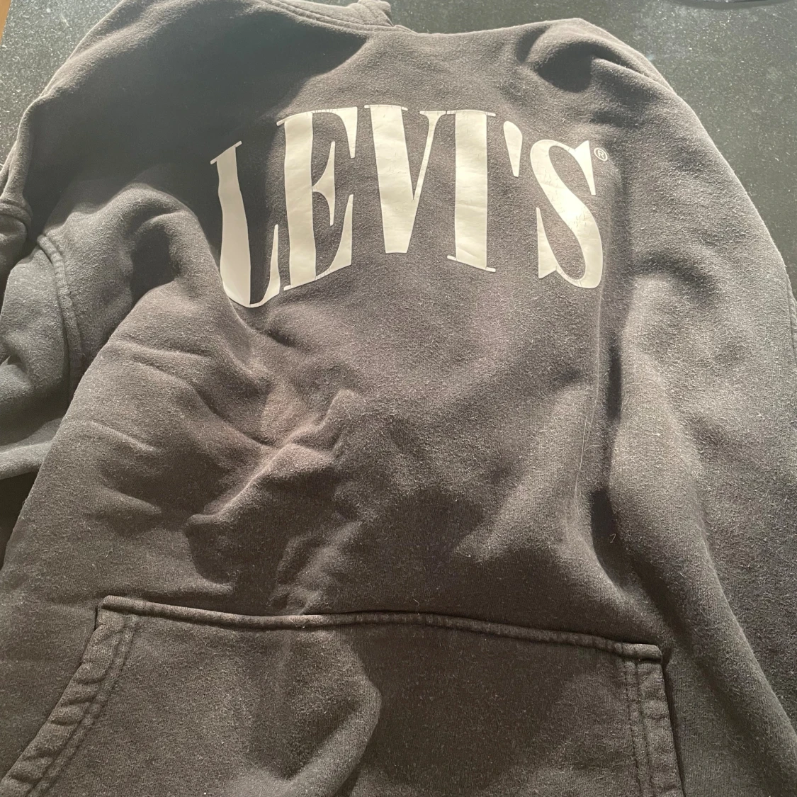 Svart hoodie från Levi's i storlek M