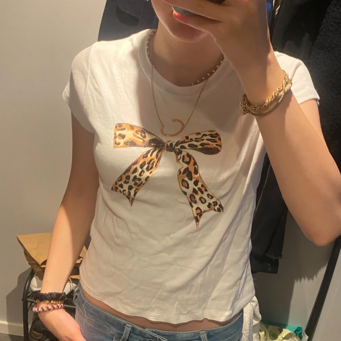 Vit t-shirt med leopardrosett