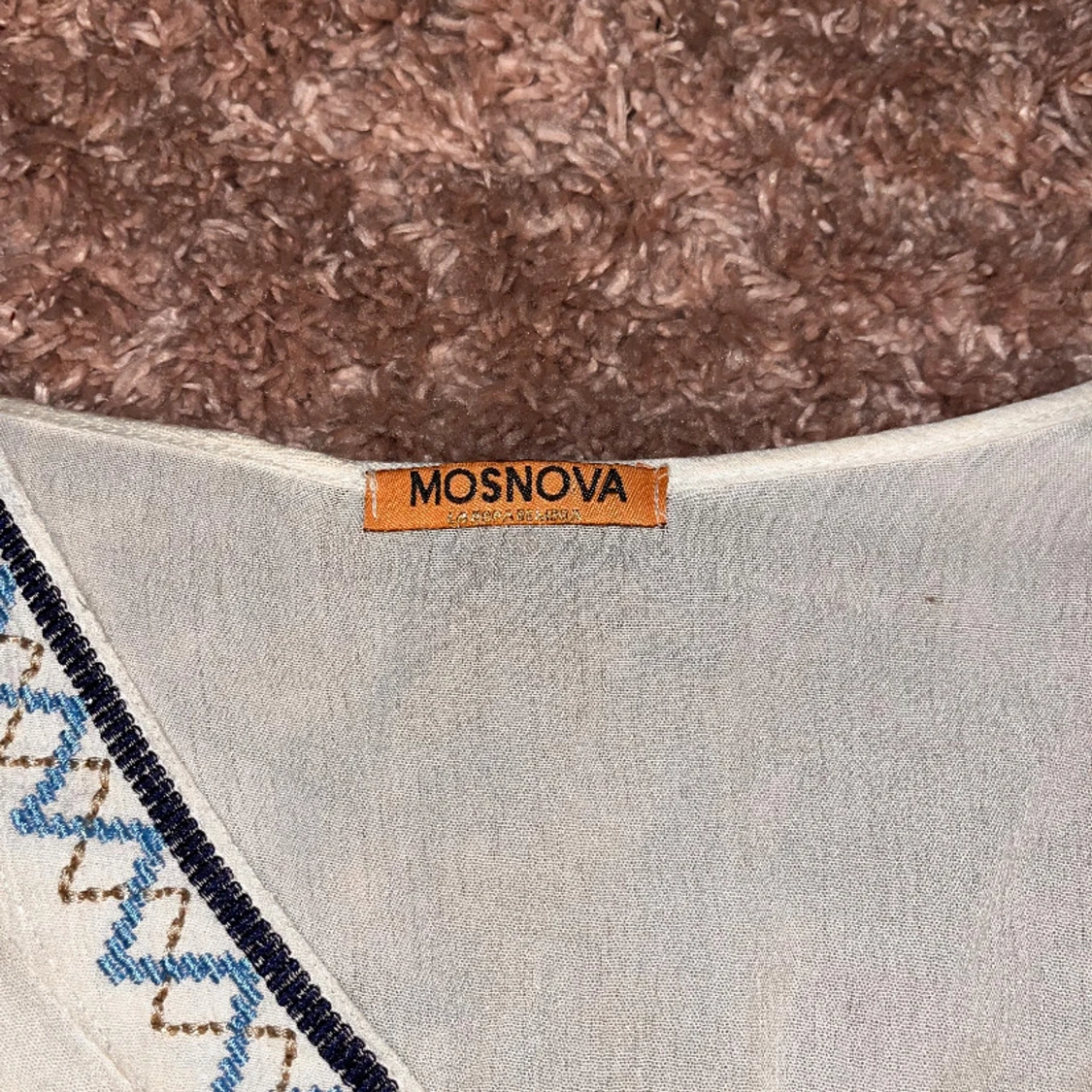 Vit blus med blå broderi från Mosnova - 1