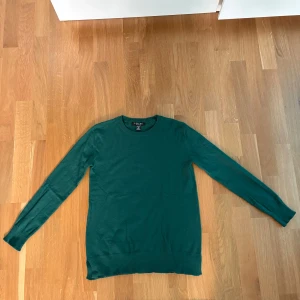 Stickad tröja - En tunn stickad tröja från New Yorker. Använd fåtal gånger och är i bra skick. Tröjan har en liten slits på vardera sida längst ner (bild 2). Det är storlek xs men materialet är väldigt stretchigt så passar nog S också. 