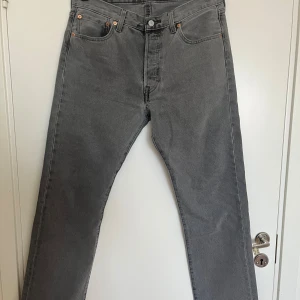 Levi’s Jeans 501 - Gråa - Tja säljer mina Levi’s jeans pga att dom var för små.  Byxorna är rätt så nya. Använda kanske 10 gånger.  PM ifall det finns frågor 