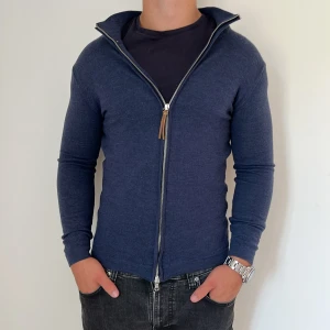 Oscar Jacobsson 100% merinoull - Oscar Jacobsson full zip | skick 9/10 | Storlek S | Pris - 499kr | Modellen är ca 178cm lång | Hör av dig vid minsta fråga eller fundering!!