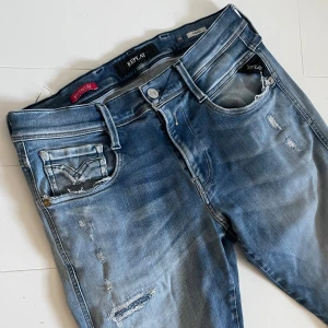 Replay anbass hyperflex  - Replay anbass hyperflex - skick 9/10, mycket bra skick! - stl 30/32, men passar 28/32 - skriv om ni vill ha mått 📏- enormt snygga och sköna jeans med feta slitningar - hör av er vid frågor!🙌